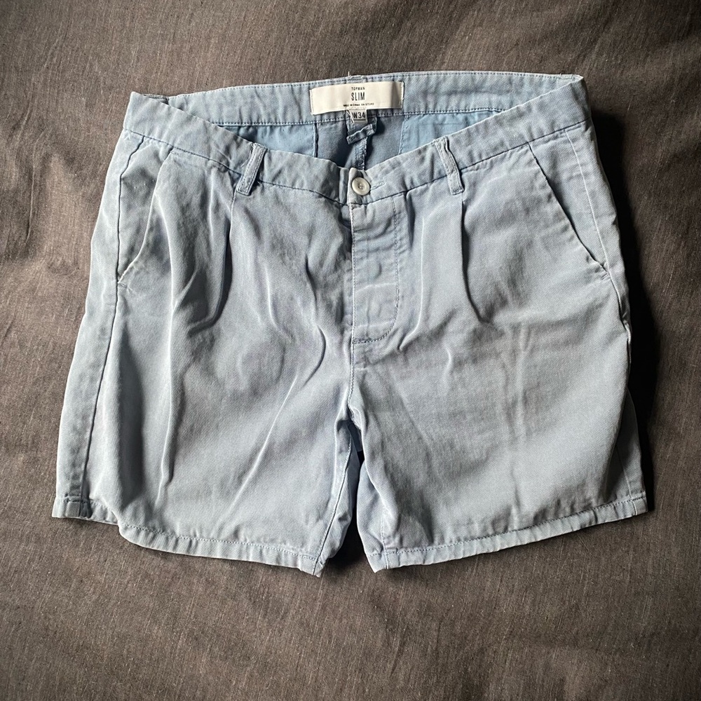 Topshop Men’s pale blue khaki pleated shorts. Size 34